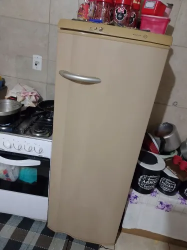 Vende se geladeira