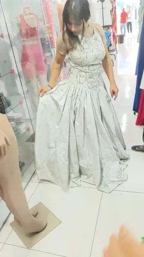 Vestido prateado de luxo com pedrarias