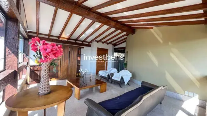Casa Duplex de aproximadamente 680m² à Venda 4 Quartos, 2 Suítes e 4 Vagas Mangabeiras.
