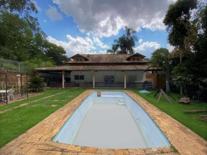 Casa de Condomínio na Fazendinha, Carapicuíba: 4 Dormitórios, Piscina e Aceita PETS!
