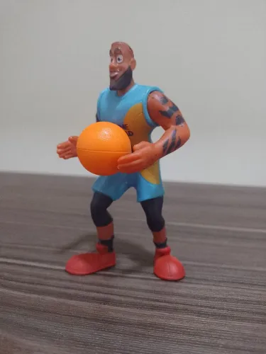 figura colecionável do LeBron James da coleção Space Jam: Um Novo Legado do McDonald's