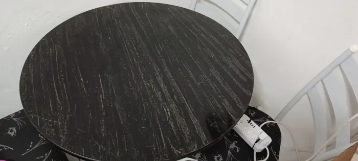 Vende-se mesa para quatro cadeiras