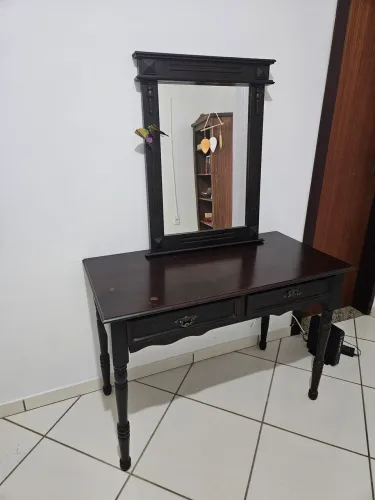 Vende-se conjunto de penteadeira/aparador com espelho em madeira maciça