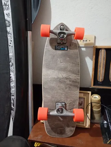 Skate simulado de surf da marca Carver trucks C7 e rodas orangatang com rolamento gringo m