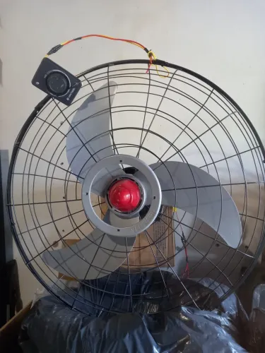 Vendo ventilador de parede semi novo. 