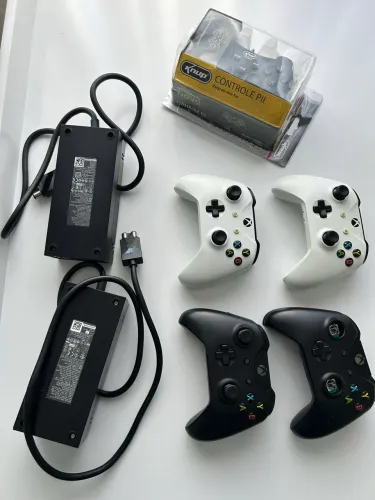 Lote acessórios xbox (controles e fontes)