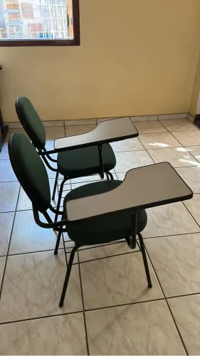 Cadeiras universitárias R$ 60,00 cada