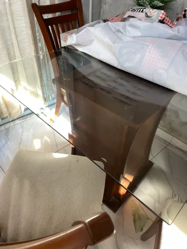 Mesa com Cadeiras de Madeira Maciça