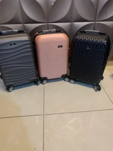 Malas de viagem com pequeno defeito