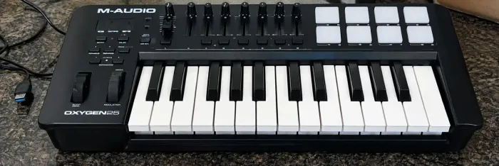 Teclado controlador M AUDIO MIDI