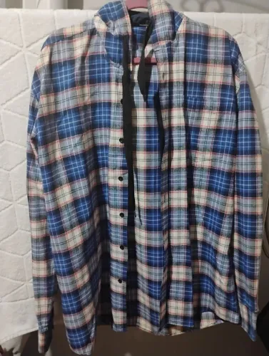 Blusa xadrez com capuz.