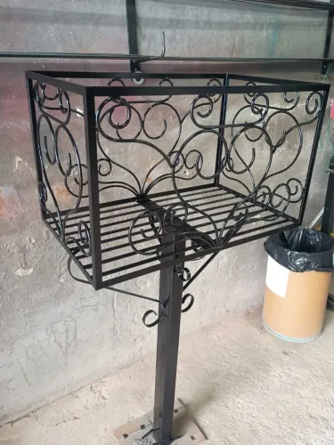 Lixeira em ferro medindo 65cm de comprimento 40 cm de altura e 40 cm de largura