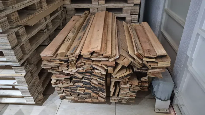 Ripas de paletes eucalipto, medida 0.70cm, 1mt e 1.10mt, 2.00 reais cada, entregamos. 