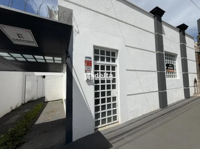 Casa comercial disponível para locação no bairro Centro em Uberlândia-MG
