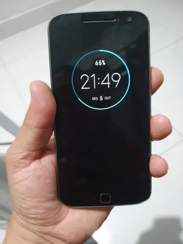 Vendo moto g 4 plus , não pega chip , pra retirar peças ou colecionar, da pra usar no wifi