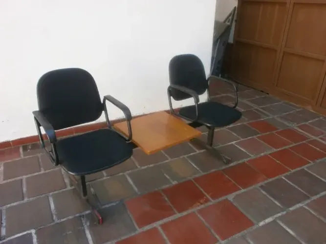 longarina - com 2 cadeiras e uma mesa entre elas - para sala de espera de escritório