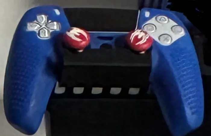 Controle PS5 branco com capa