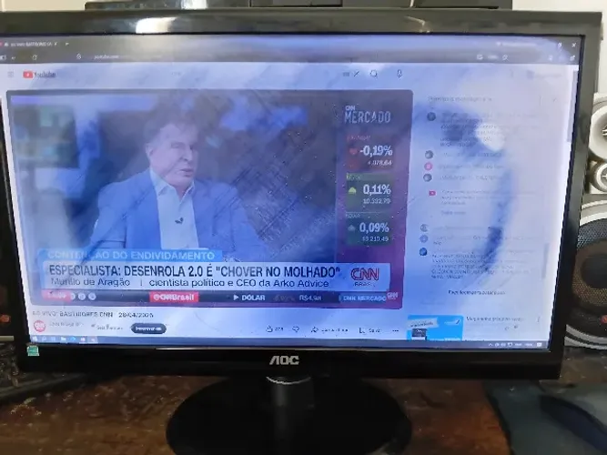 Monitor Led AOC 21,5 com tela manchada 