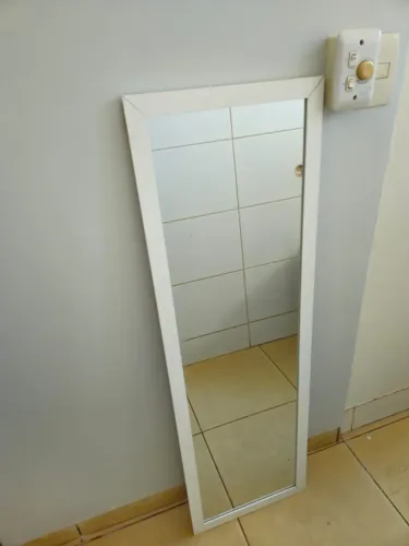 Vendo espelho com moldura com dimensões de 37x115 cm.