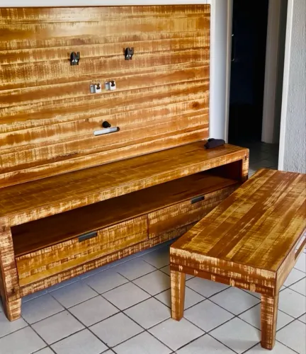 Painel de TV, rack e mesa de centro em madeira de demolição da Tok Stok