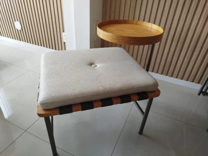 Banqueta Órbita com mesa acoplada
