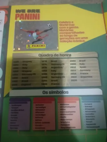 Álbum da copa do mundo com 414 figurinhas e algumas repetidas
