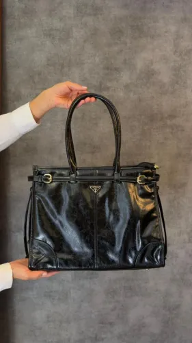 Bolsa Prada Bonnie Média em Couro Preto Feminina - Confecção Luxo