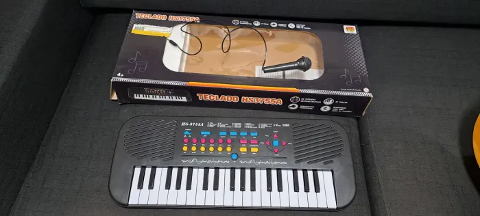 Teclado com microfone infantil DM Toys em perfeito estado