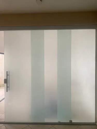 Porta em blindex jateado grande