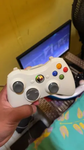 Vendo Xbox 360 desbloqueado vai junto com monitor