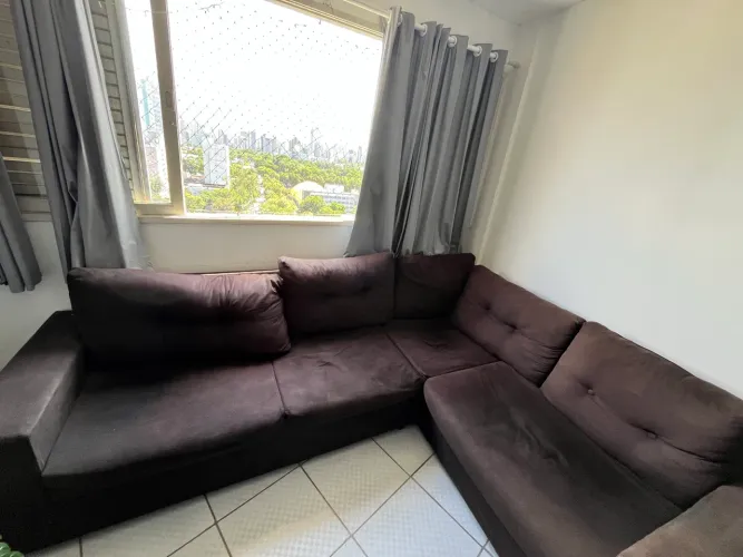 SOFÁ DE CANTO EM SUEDE MARROM -CONFORTÁVEL E CONSERVADO