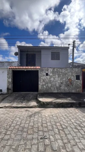 Casa recém reformada para alugar - 3 quartos- 2 banheiros- garagem