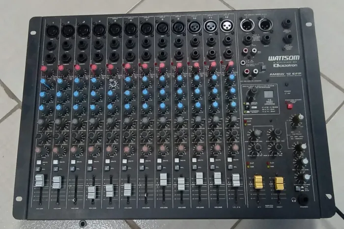 Mesa de som, 12 canais, funciona mas precisa de limpeza.