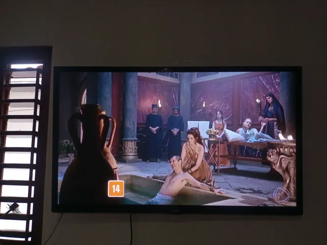 Tv em ótimo estado 50 polegadas funcionando perfeitamente imagem ótima semana sem defeito.