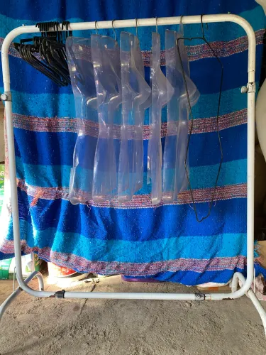 Arara de roupas com cabides