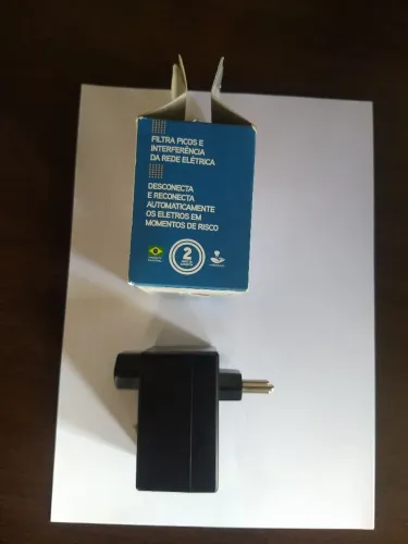 Protetor inteligente de tomada contra surtos, picos e oscilações 10A 220V