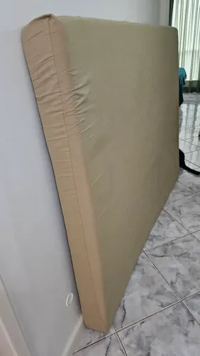 Colchão de casal (tamanho padrão). Capa removível. 