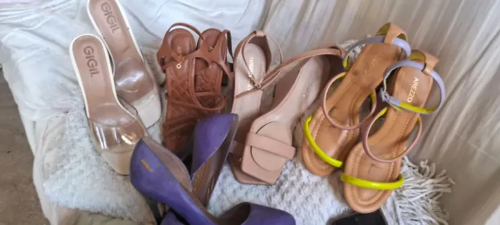 Sapatos semi novos