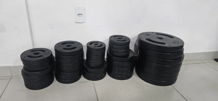 Anilhas injetadas com pesos variados na totalidade dando 254kg