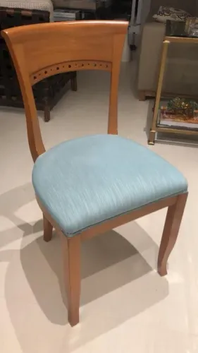 Cadeira de madeira maciça com estofado azul - Design clássico