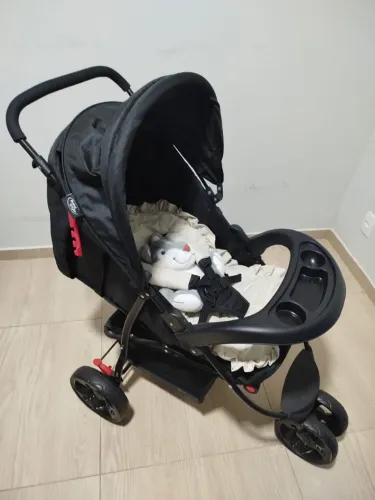 Carrinho de bebês com 3 rodas grandes praticamente novo