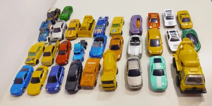 Lote com 29 carrinhos Hotwhells e 8 carrinhos similares