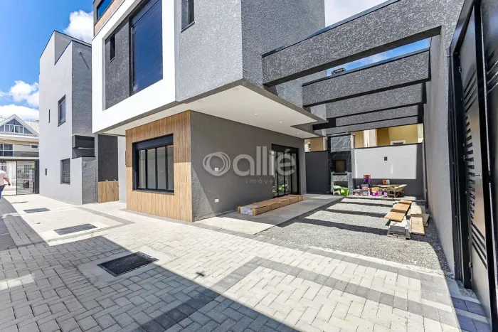 Sobrado Triplex em Condomínio Fechado Novo Mundo