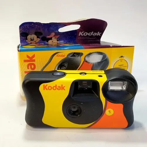 MÁQUINA FOTOGRÁFICA KODAK com as figuras do Mickey, da Minie e do Pluto ícones da Disney.