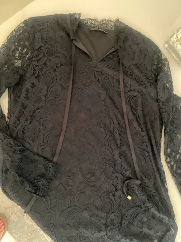 Blusa de manga rendada preta