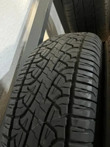 Pneu 215/60/17 Pirelli HT SN 98 % de vida