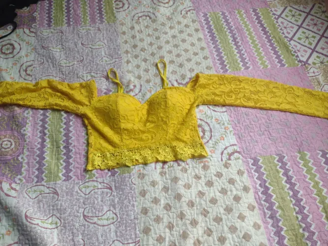 Cropped de renda amarela