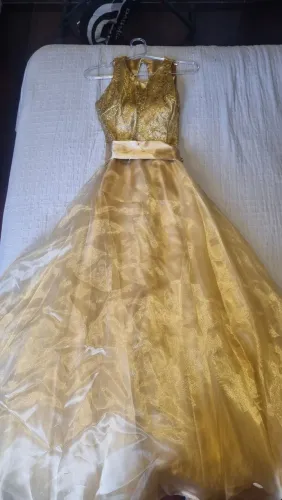 Vestido de debutante dourado