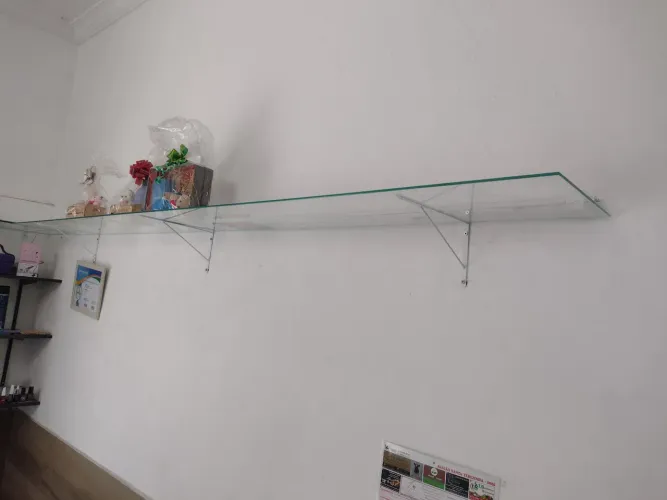 Prateleira de Vidro com Suporte Metálico
