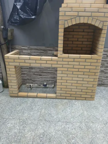 Churrasqueira com base para bancada